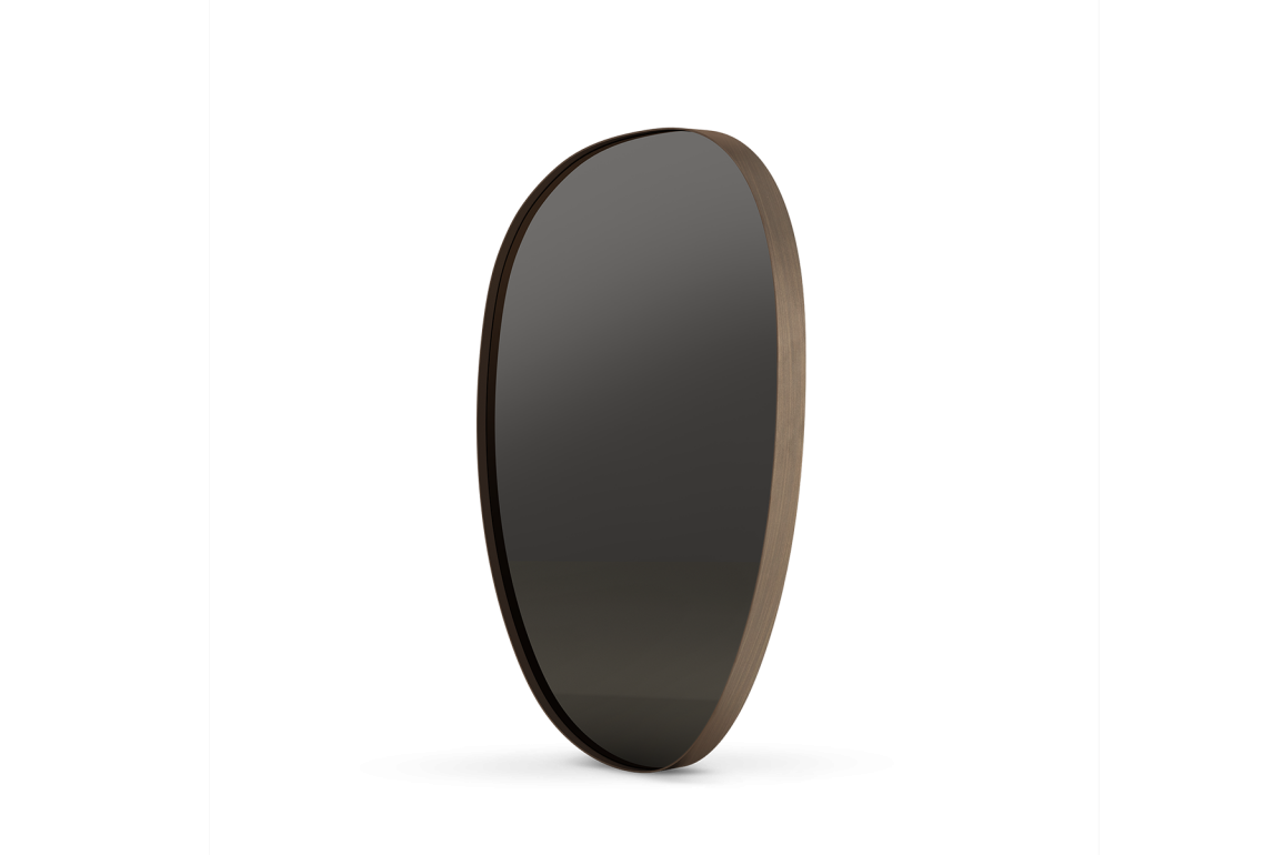 This mirror with steel frame featuring precious metal finishes and a generous size creates a charming focal point in any room.