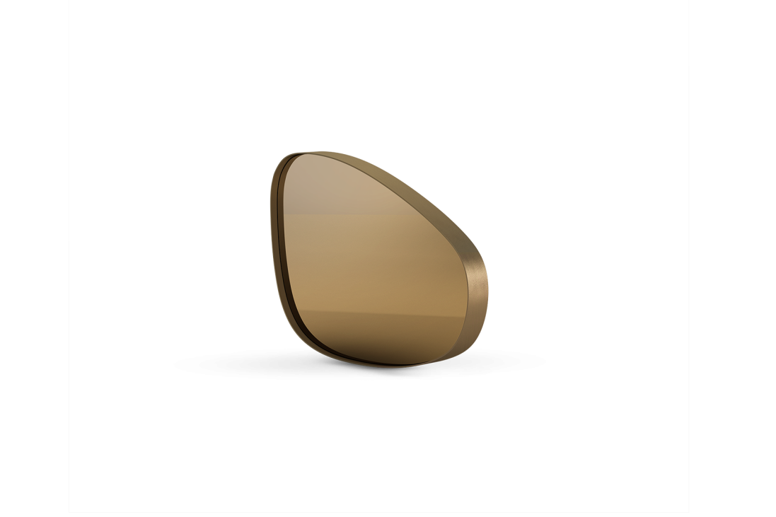 This mirror with steel frame combines different metal finishes creating a refined effect in a size suited to a wide range of interior contexts.